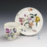 Barocke Tasse mit Blumenmalerei. Meissen.