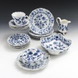 15 Teile Zwiebelmuster-Porzellan. Meissen.