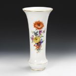 Große Vase mit Blumenmalerei. Meissen.