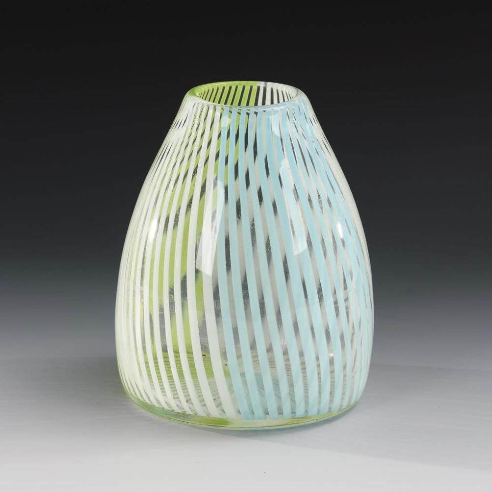 Vase mit Opalglasfäden. Murano.