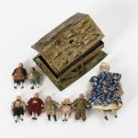 7 Miniaturpüppchen, Puppenstubenpuppe und kleines Blechhaus "Stollwerck".
