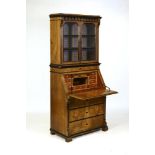 Biedermeier-Vitrinenaufsatzsekretär.