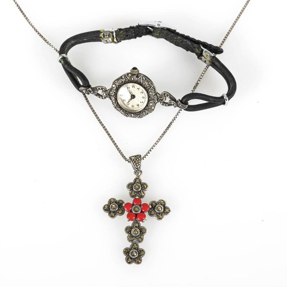 Armbanduhr und Kreuzanhänger an Kette mit Markasiten.
