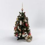 Weihnachtsbaum mit altem Christbaumschmuck.