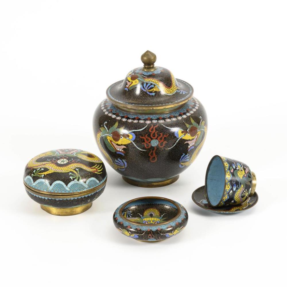 5 Cloisonnéteile mit ähnlichem Drachenmotiv.