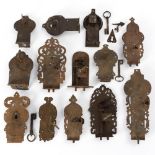 13 alte Tür- und Truhenschlösser je mit Schlüssel.