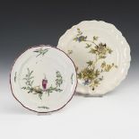 2 barocke Fayence-Teller mit indianischen Blumen und Chinoiserie.