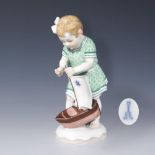 Jugendstil-Figur: Mädchen mit Boot. Meissen.