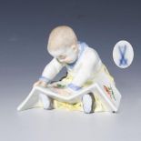 Jugendstil-Figur: Kind mit Bilderbuch. Meissen.