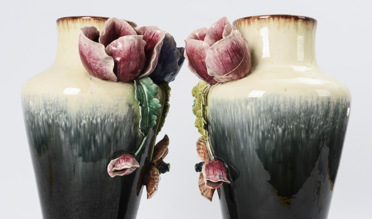 Paar große Jugendstil-Vasen mit plastischen Mohnblüten. - Image 3 of 4
