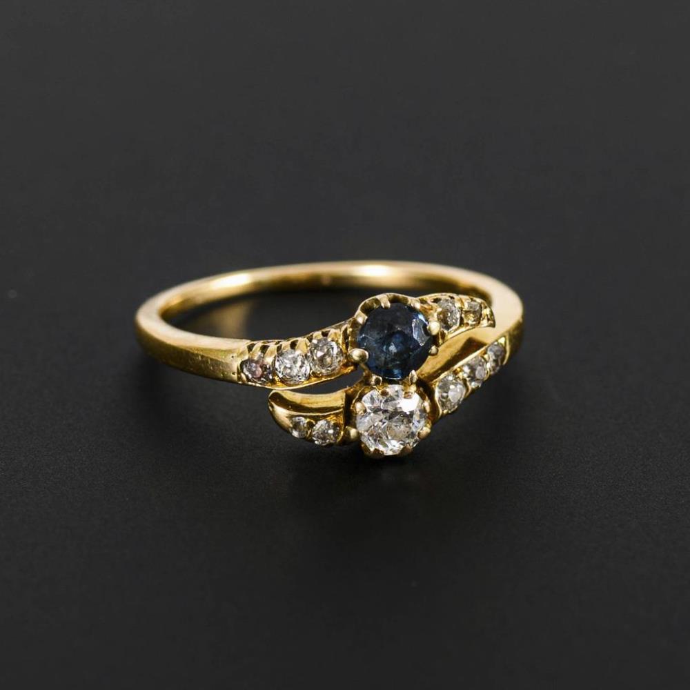 Ring mit Altschliff-Brillant, Saphir und Diamantrosen, um 1900.