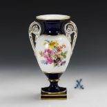 Amphorenvase mit Blumenmalerei. Meissen.