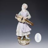 Große Musiker-Figur: Drehleierspielerin. Meissen.