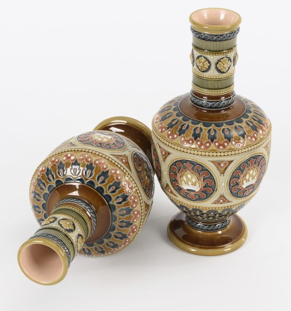 Paar Gründerzeit-Enghalsvasen mit historistischem Reliefdekor. Villeroy & Boch. - Image 2 of 3