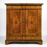 Schmuckvoller Biedermeier-Wäscheschrank. Wohl Hessen.