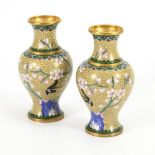 Paar helle Cloisonné-Vasen.