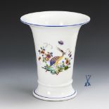 Art-déco-Vase mit Kakiemonmalerei. Meissen.