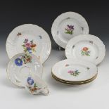 Gedeck und 5 Teller mit Blumenmalerei. Meissen.