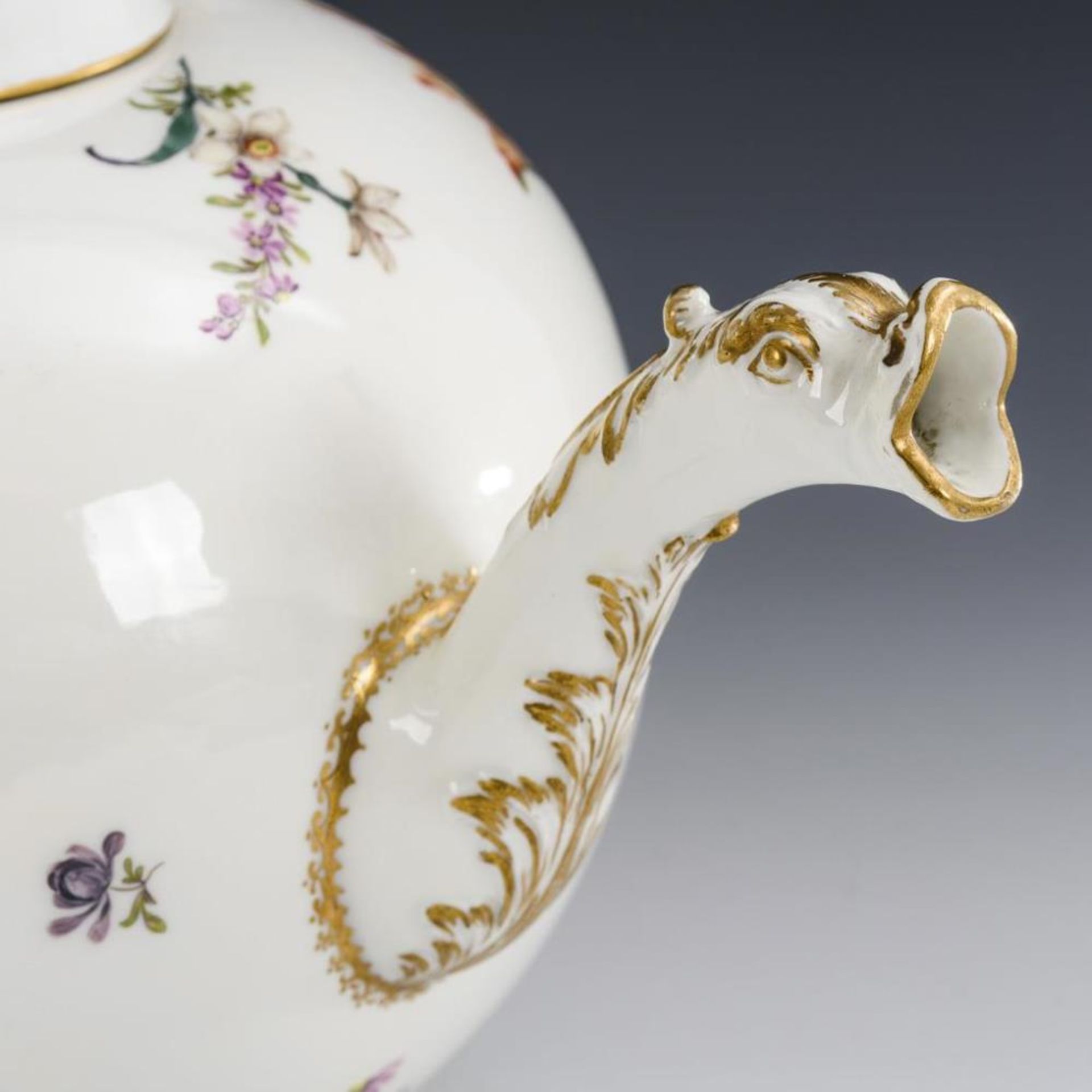 Außergewöhnlich große, barocke Teekanne mit Blumenmalerei. Meissen. - Image 4 of 5