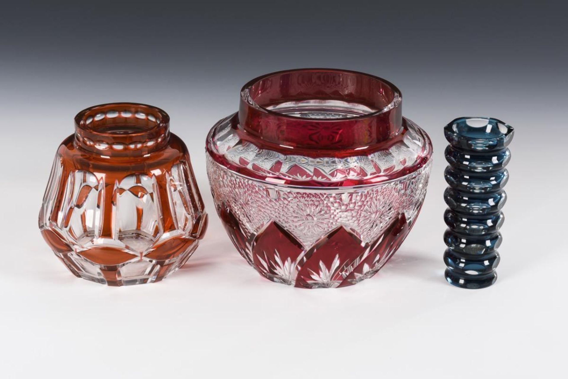 3 Art-déco-Vasen mit Schliffdekor.