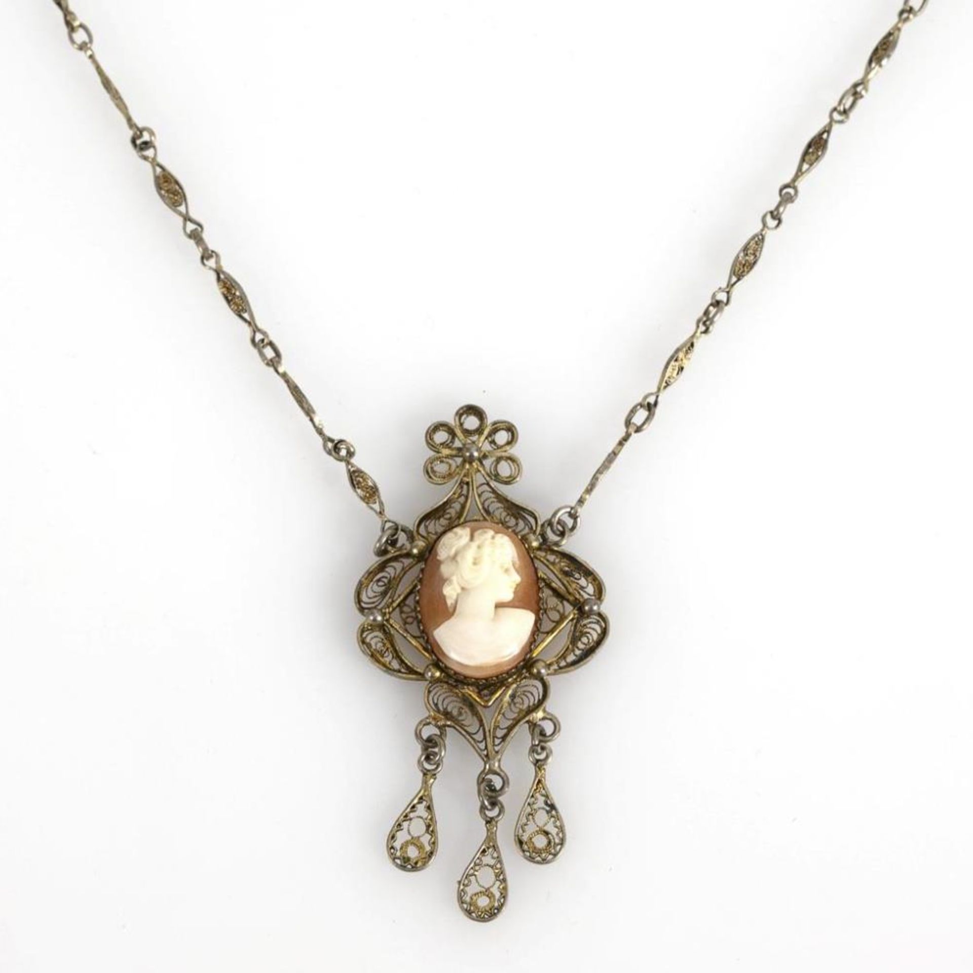 Collier mit Muschelkamee.