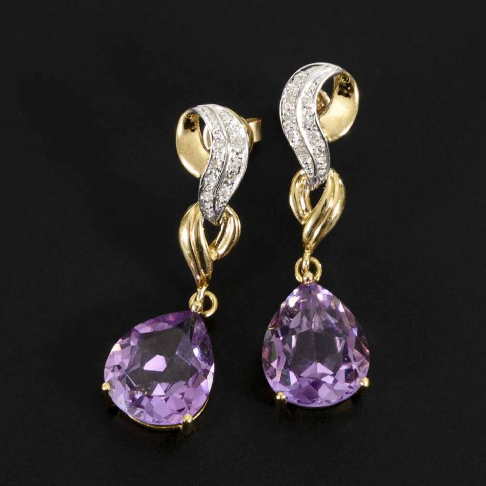 Ohrsteckerpaar mit Amethysten und Diamanten.