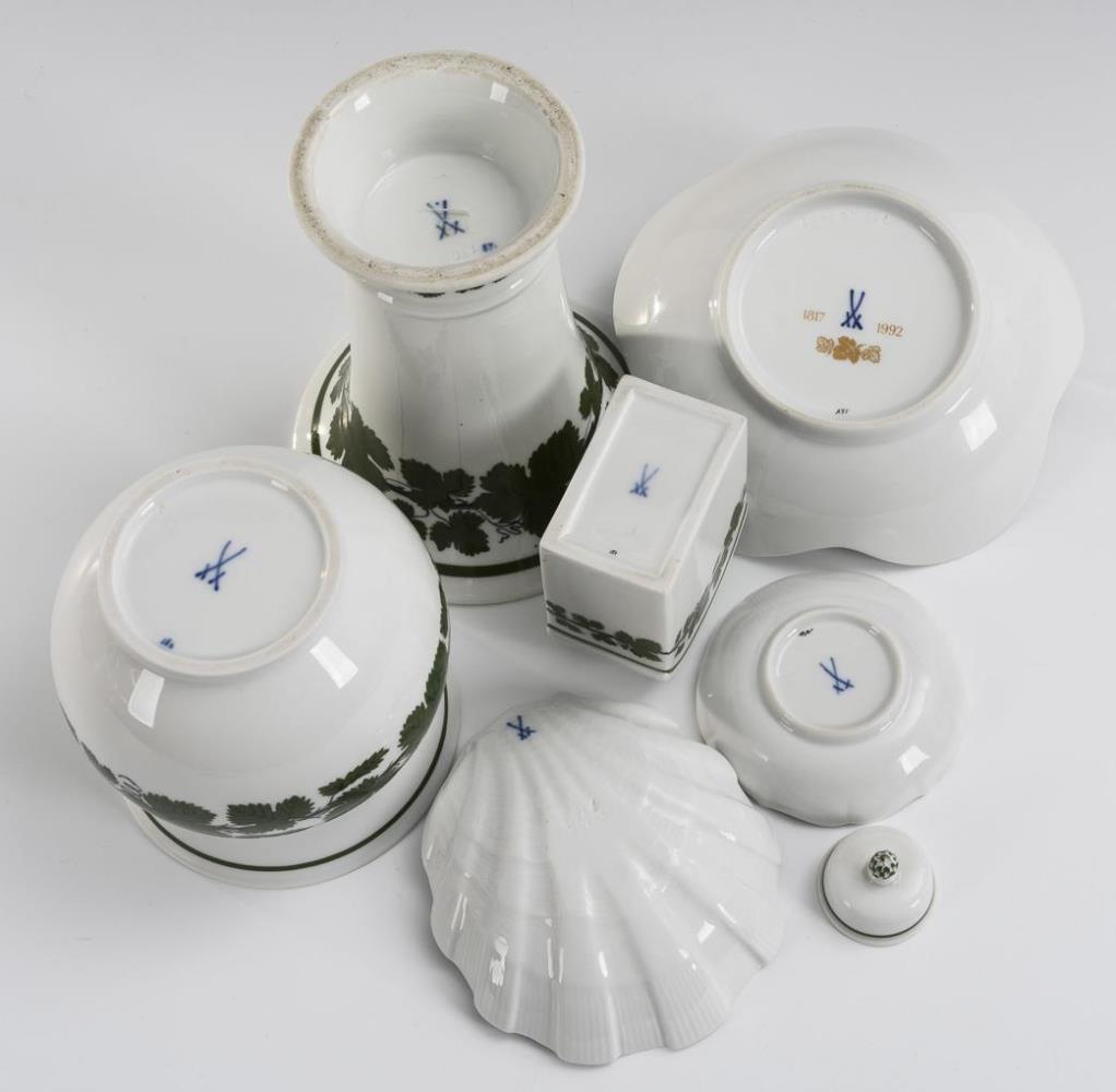 2 Vasen, Teedose und 3 Schälchen mit Weinlaubdekor. Meissen. - Image 2 of 2