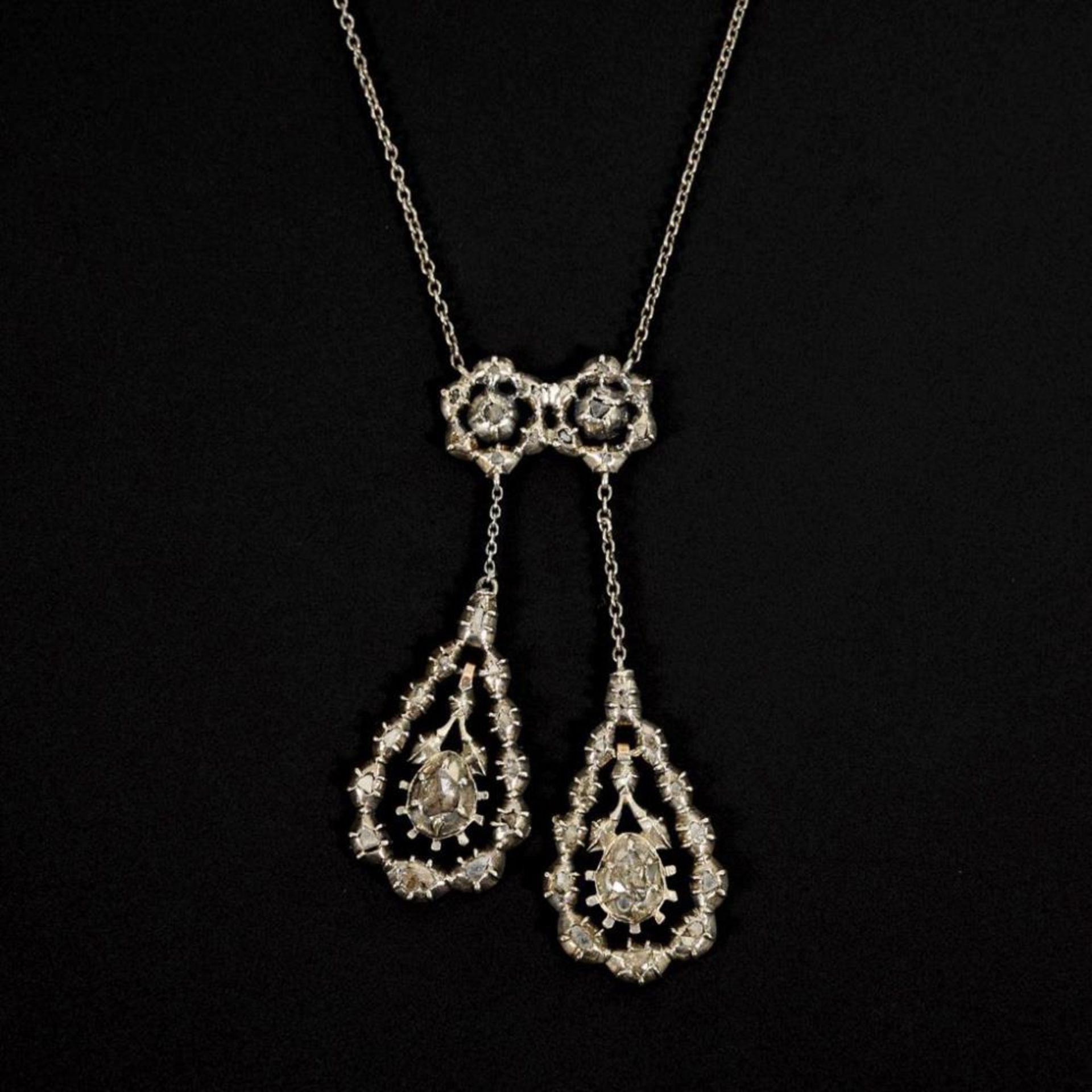 Collier aus antiken Ohrhängern mit Altschliff-Diamanten.