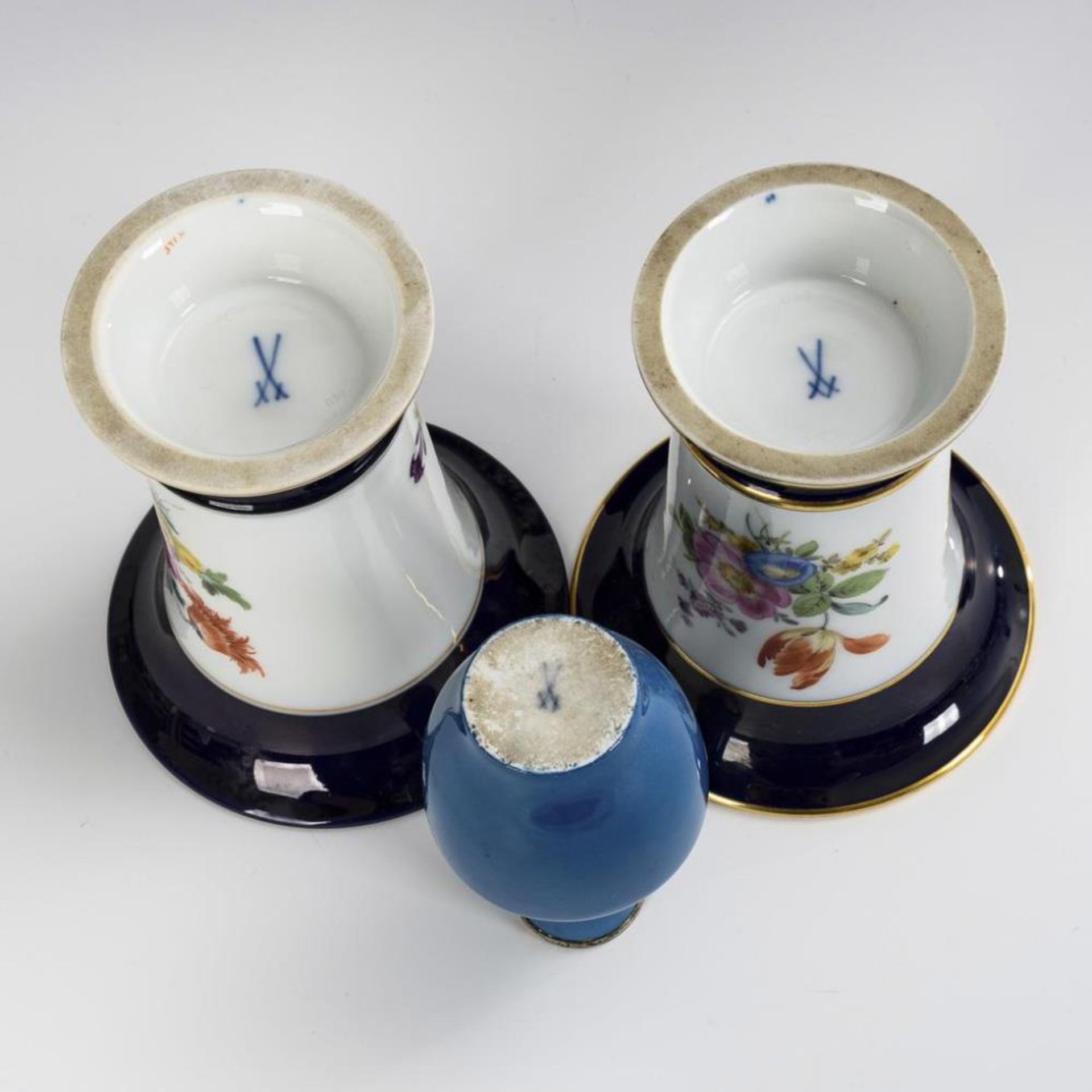Paar Vasen mit Kobaltrand und Vase mit Silbermontierung.  Meissen. - Bild 2 aus 2