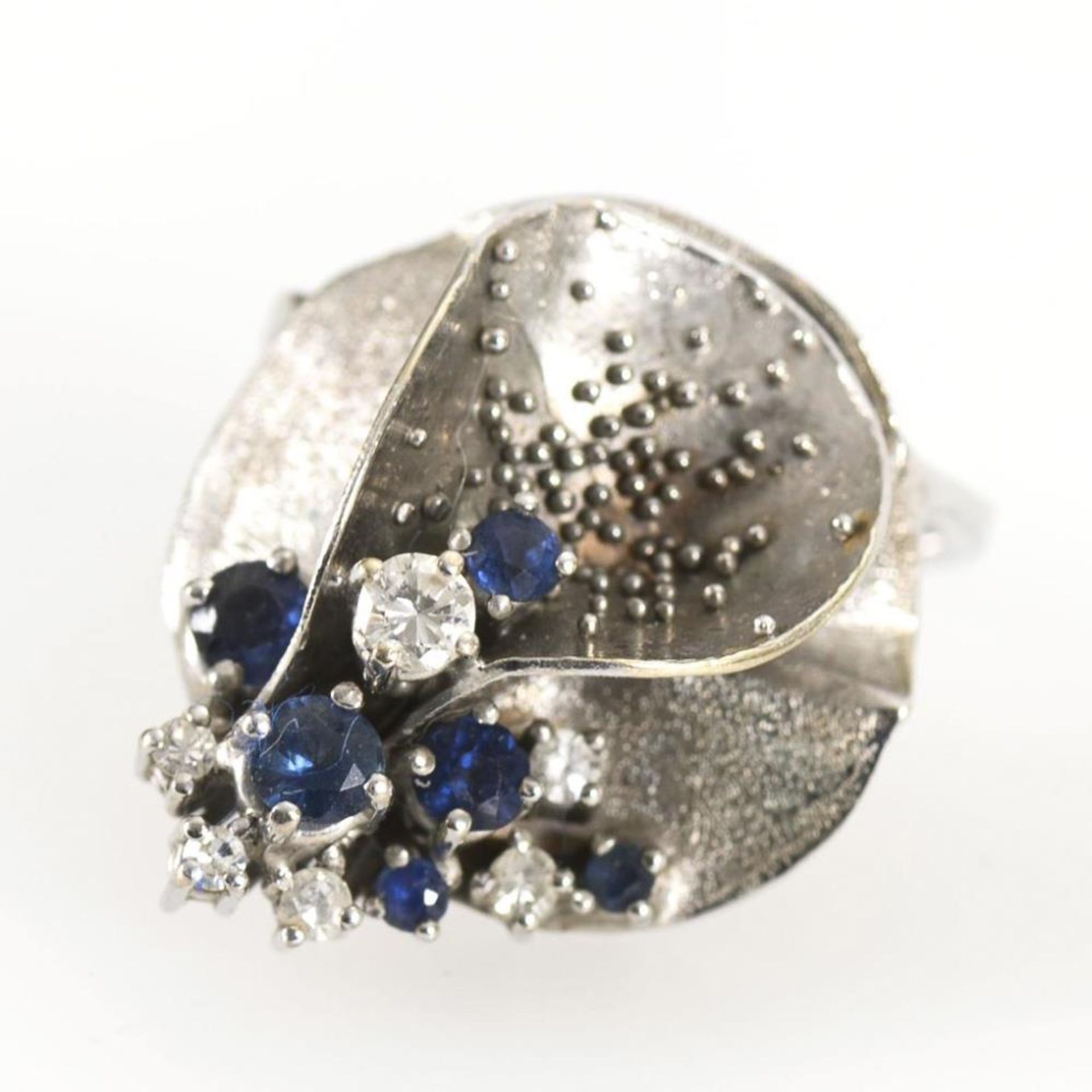 Designer-Ring mit Brillant, Saphiren und Diamanten.