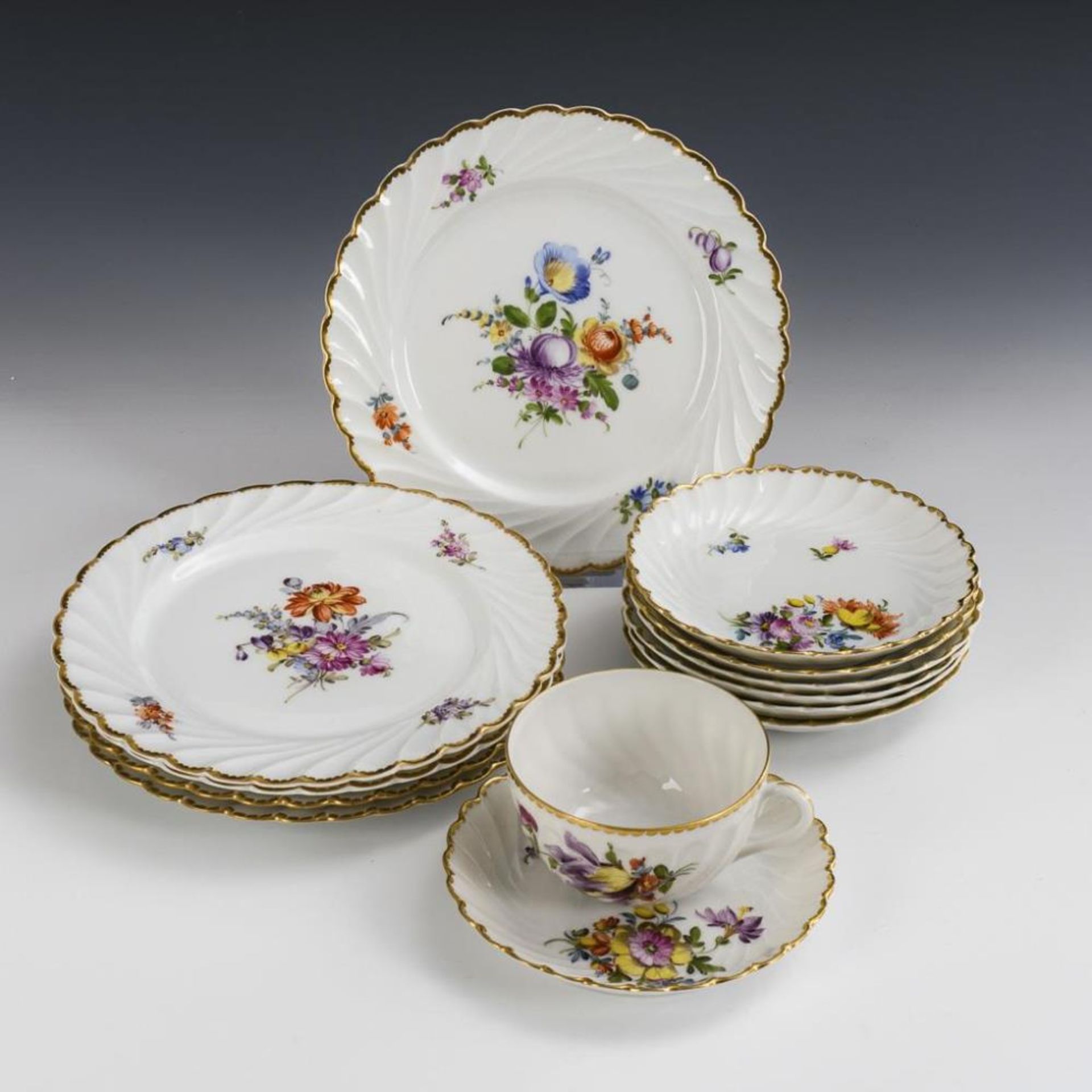 Tasse, 7 Untertassen und 5 Kuchenteller mit Blumenmalerei.  Nymphenburg.