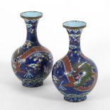 Paar Cloisonné-Vasen mit Drachenmotiv.