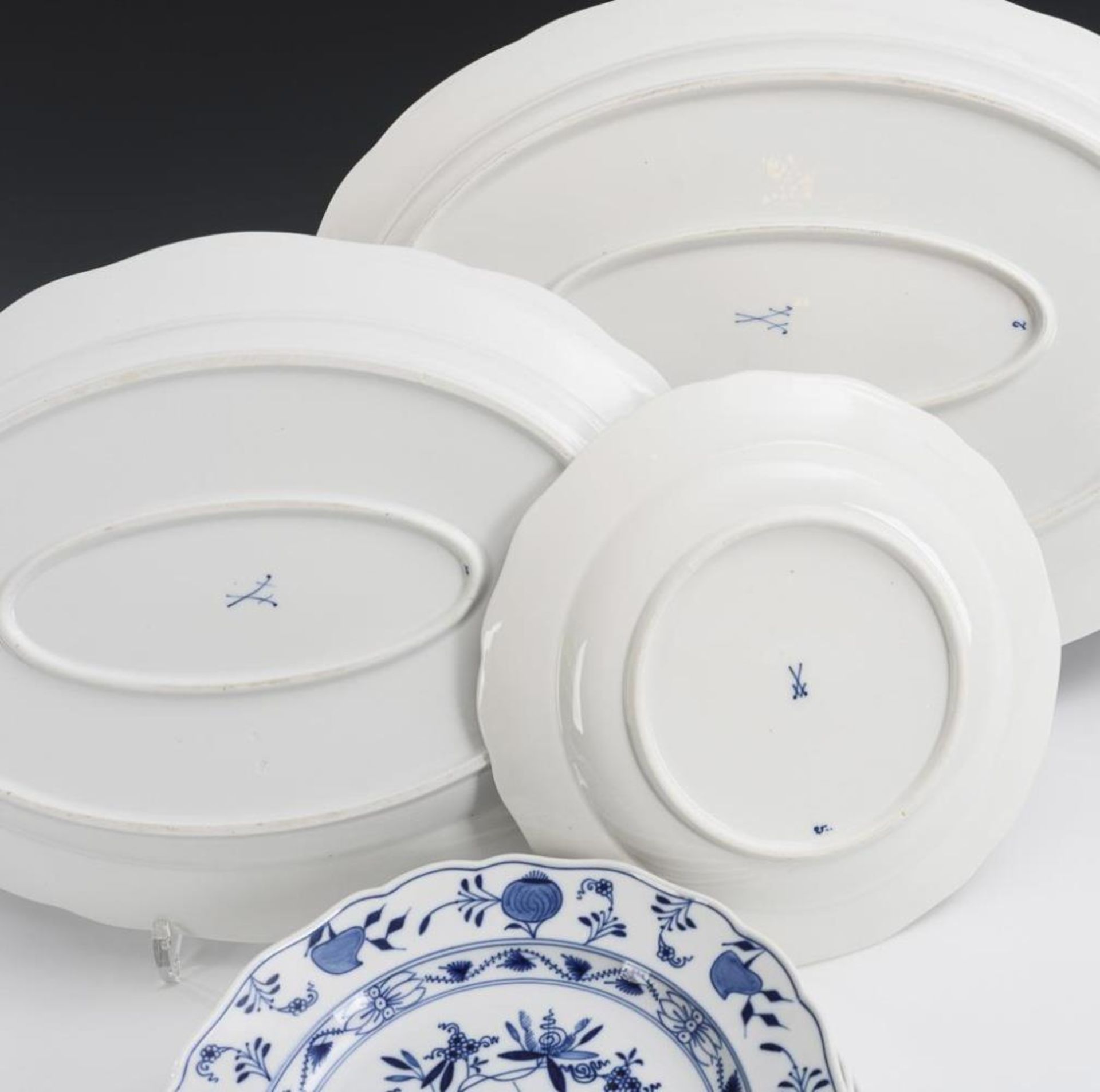 2 Zwiebelmuster-Platten und 6 -Teller. Meissen. - Image 2 of 2