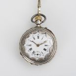 Silberne Taschenuhr mit Geweih-Uhrenkette.