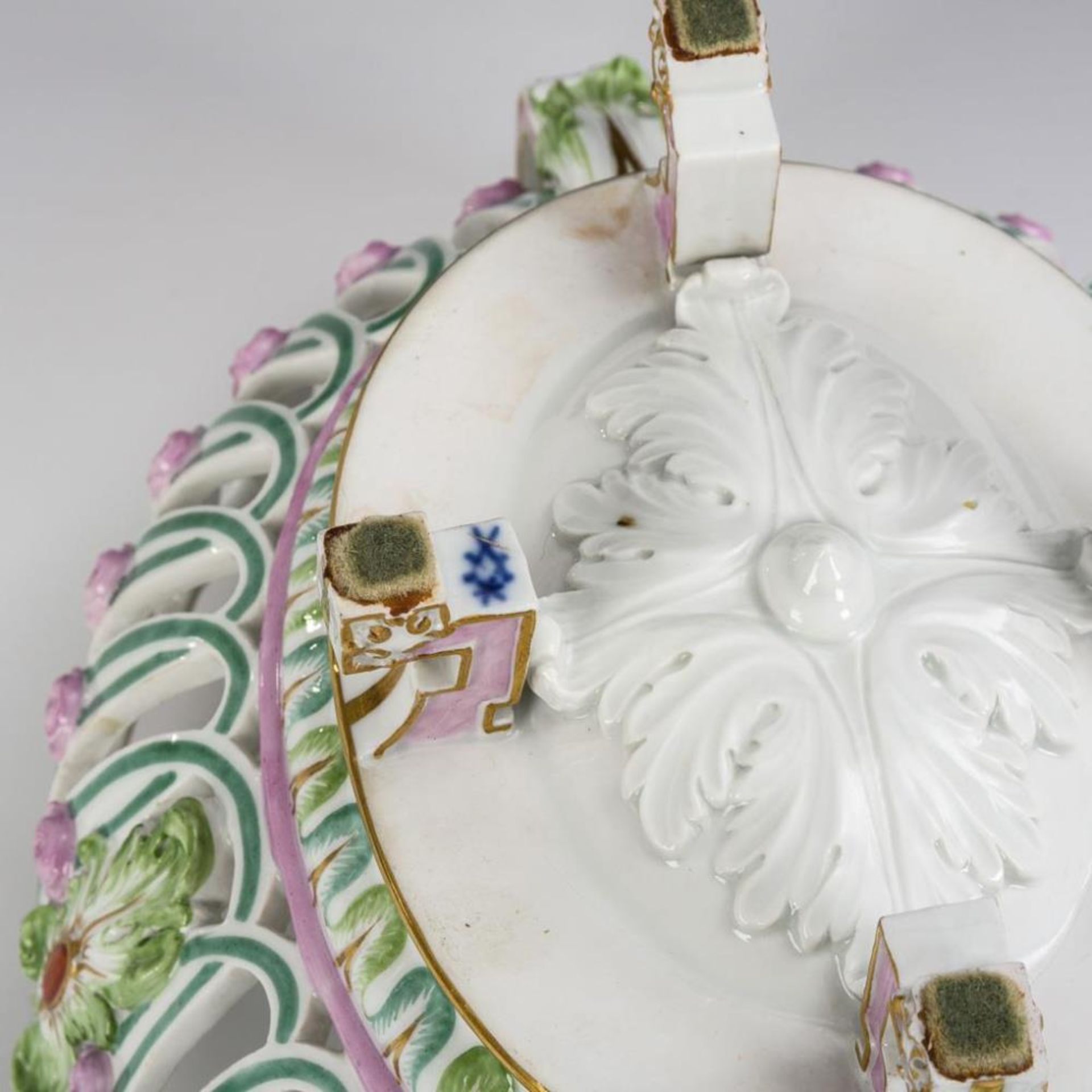 Empire-Korb mit Blumen- und Fruchtmalerei.  Meissen. - Bild 4 aus 4