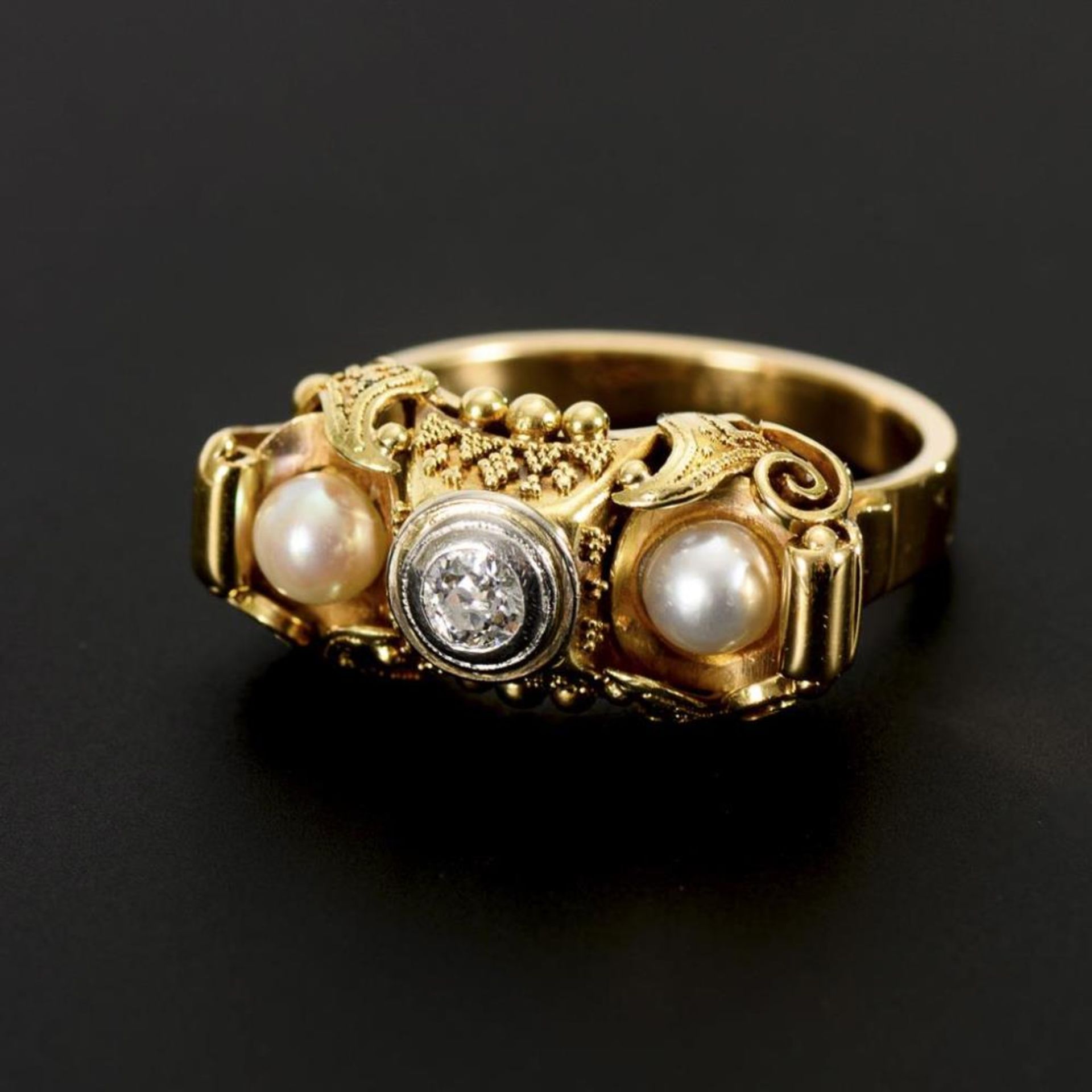 Ring mit Altschliff-Diamant und Zuchtperlen, um 1930.