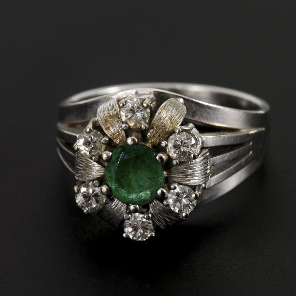 Hochwertiger Ring mit Smaragd und Brillanten.