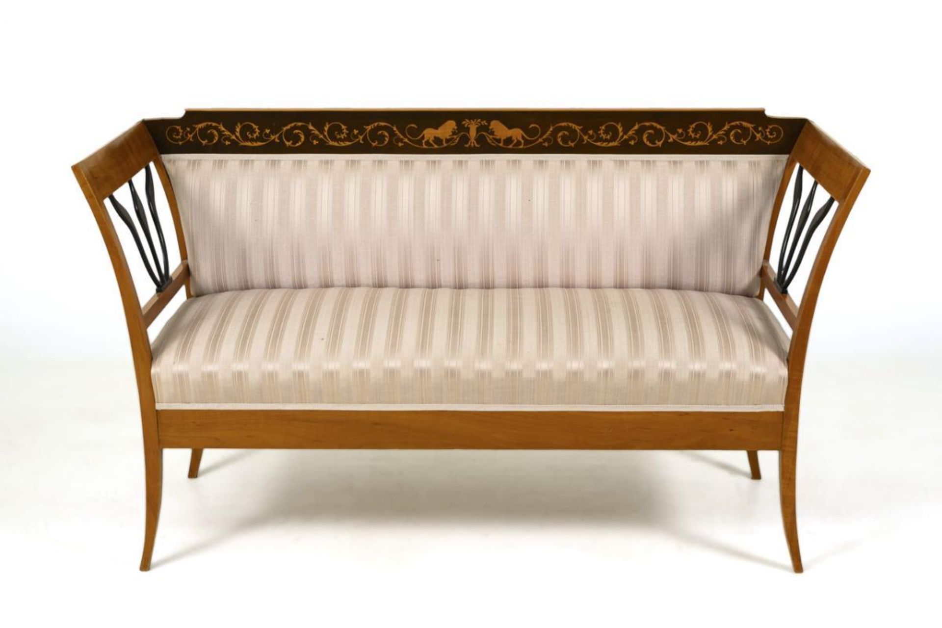 Sofabank im Biedermeier-Stil.