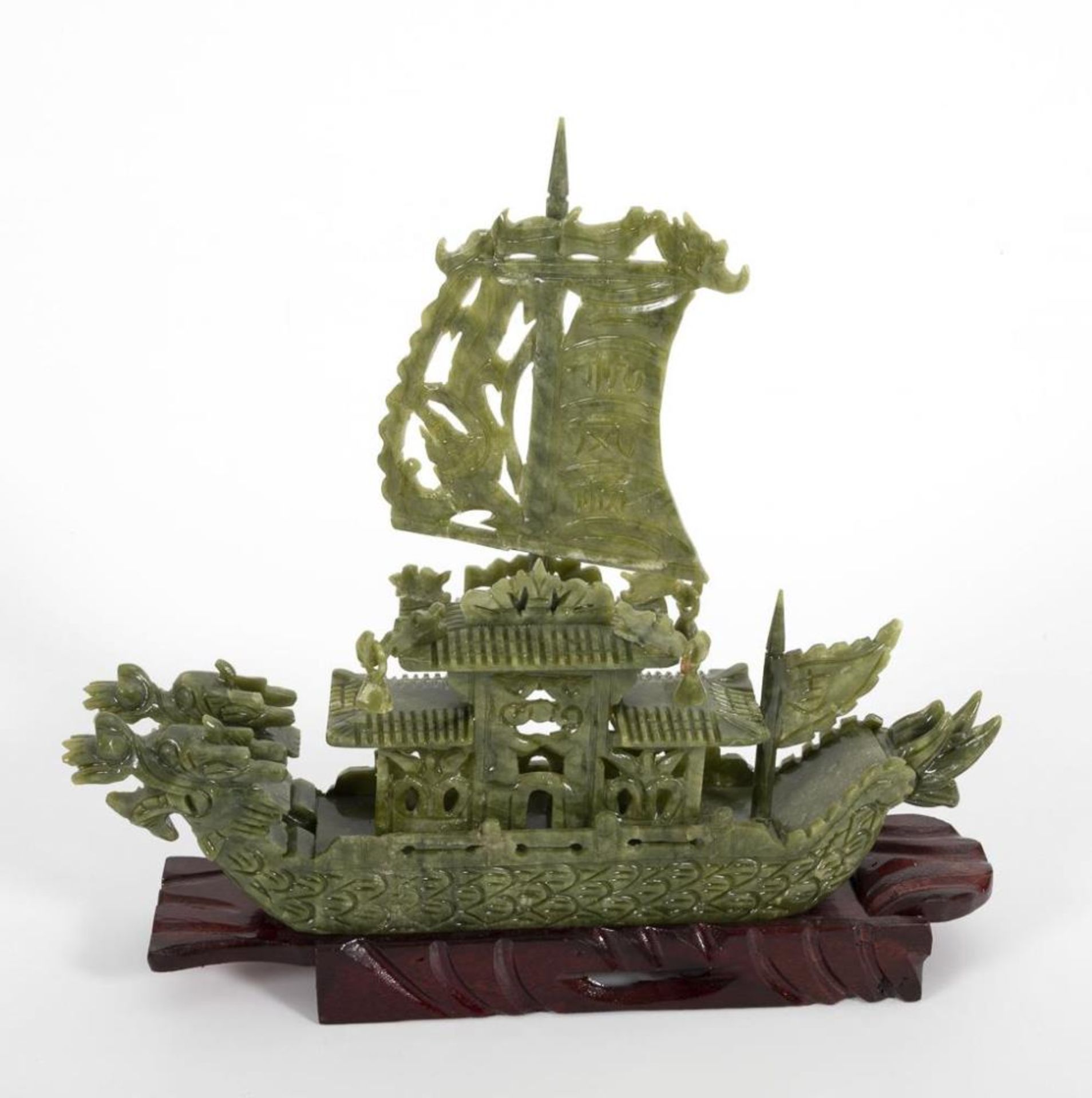 Schiff, Drache und Vase aus grünem Nephrit. - Bild 7 aus 8