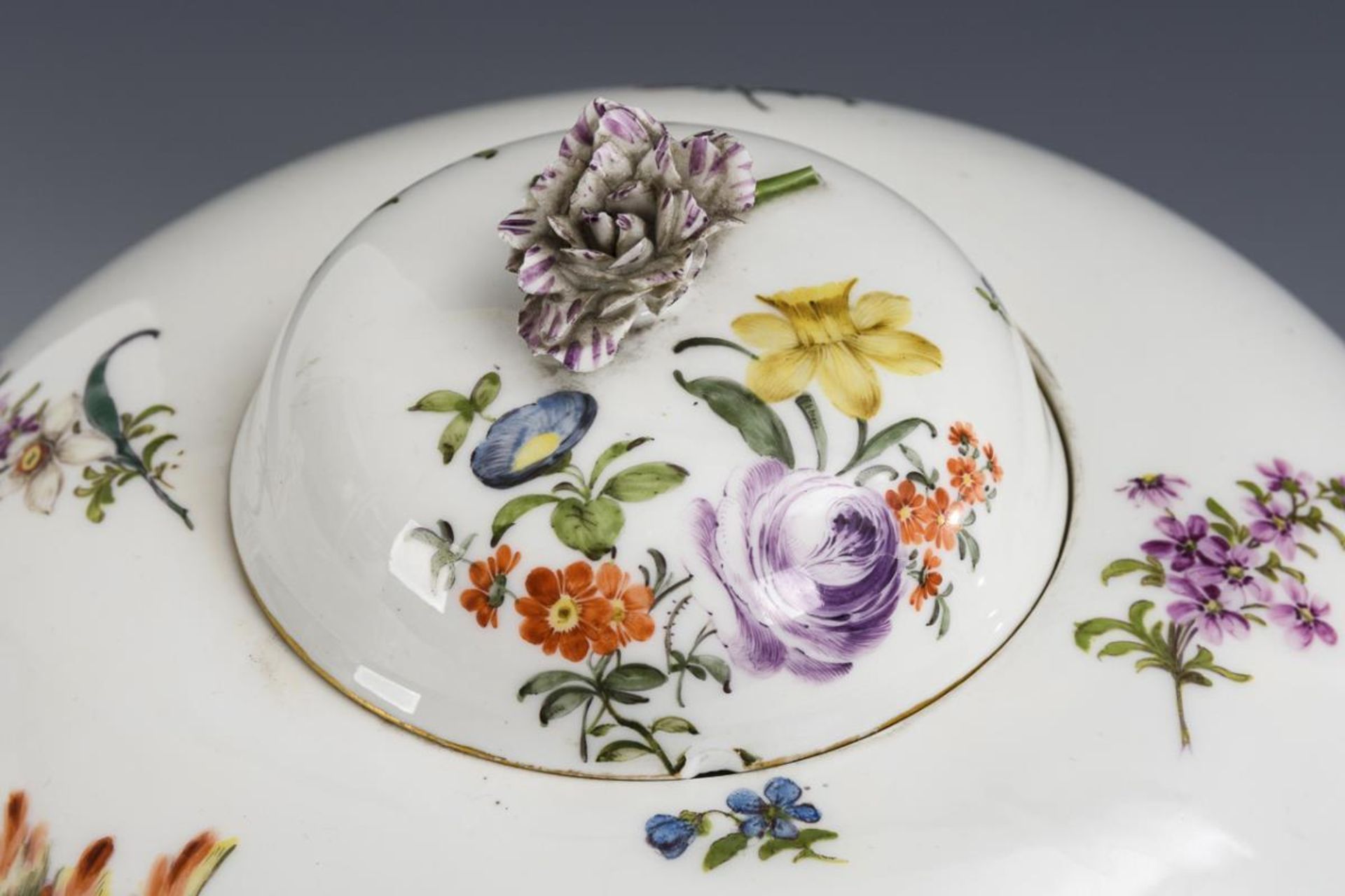 Außergewöhnlich große, barocke Teekanne mit Blumenmalerei. Meissen. - Image 3 of 5