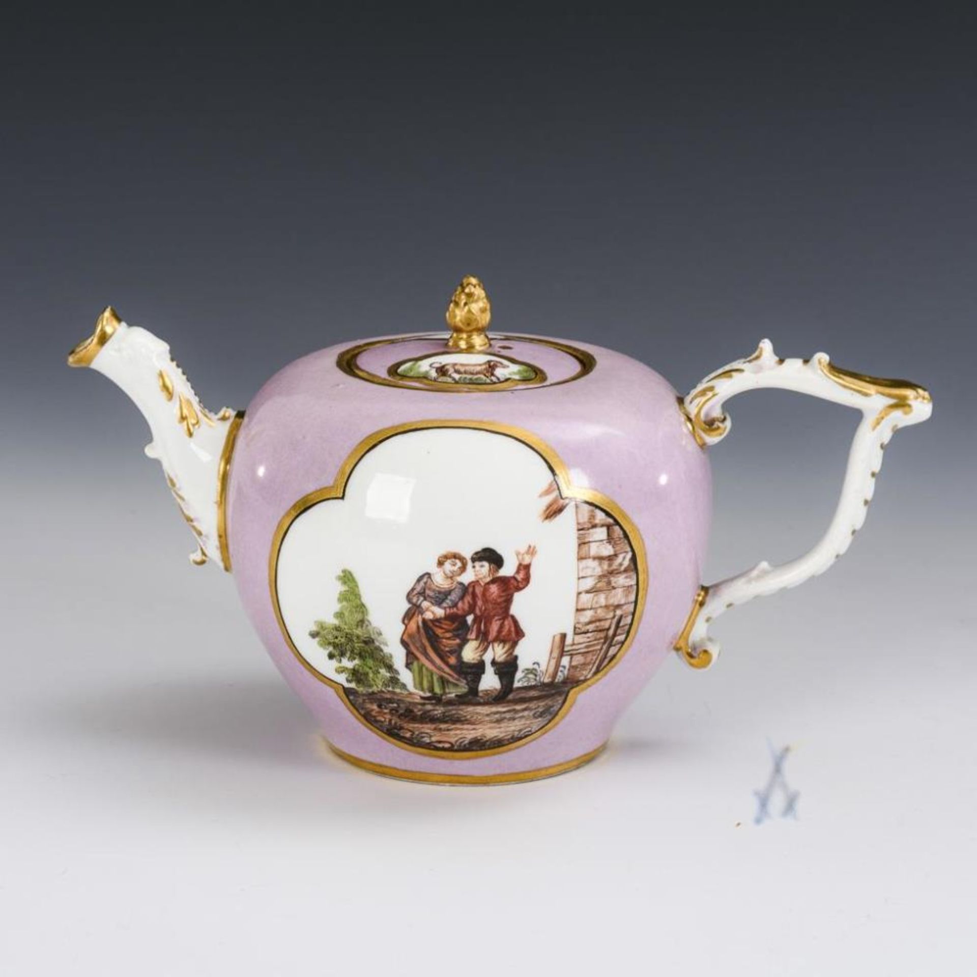 Teekännchen mit Genremalerei.  Meissen.