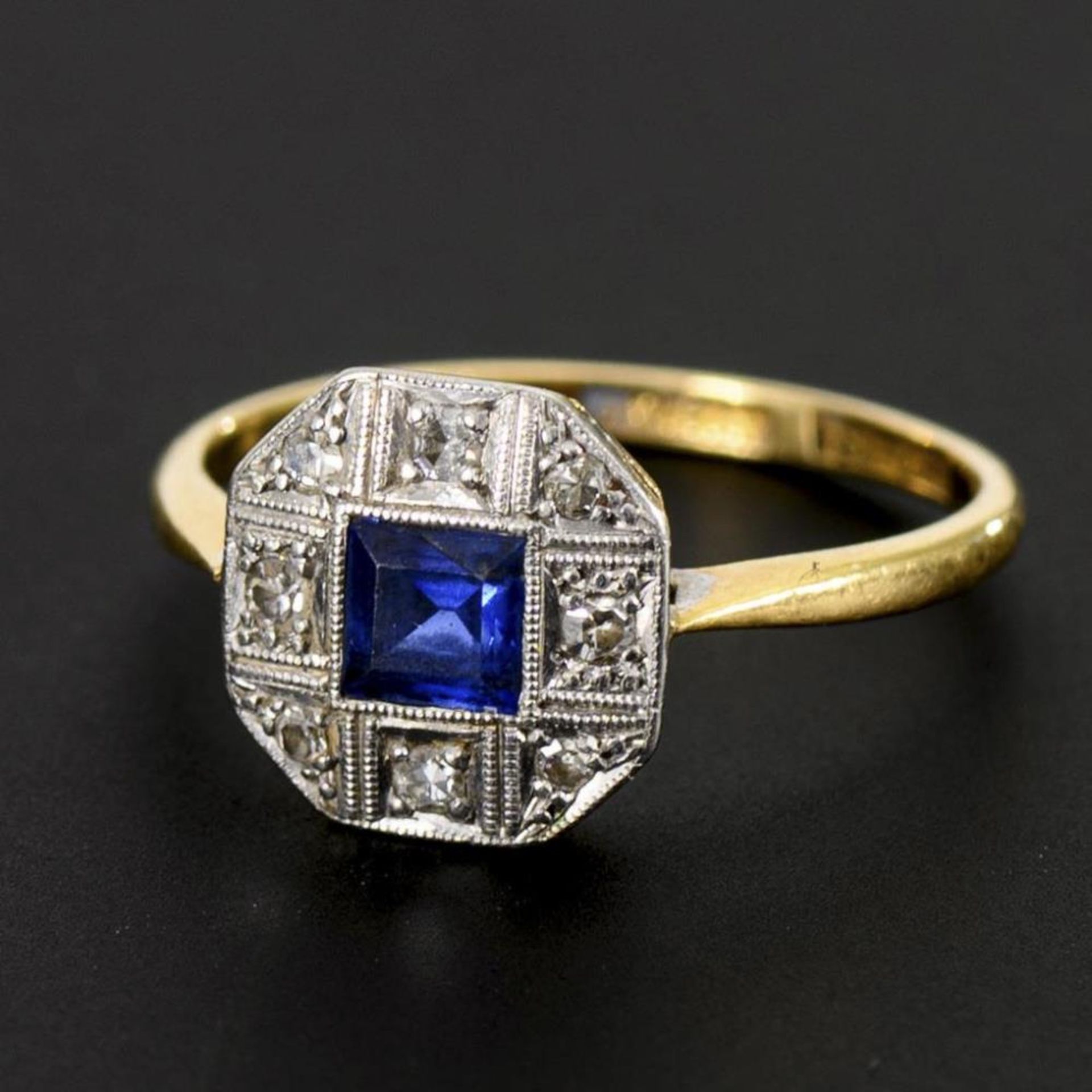 Art-déco-Ring mit Saphir und Diamanten, um 1930. - Bild 2 aus 2