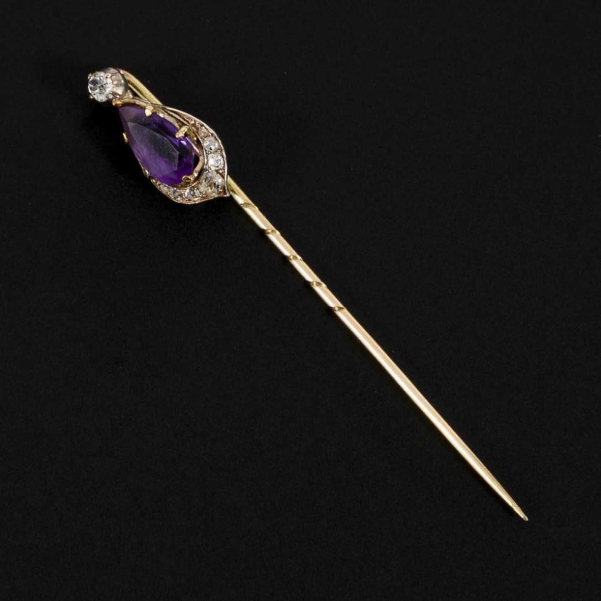 Krawattennadel mit Amethyst und Altschliff-Diamanten um 1900, im Etui. - Image 2 of 4