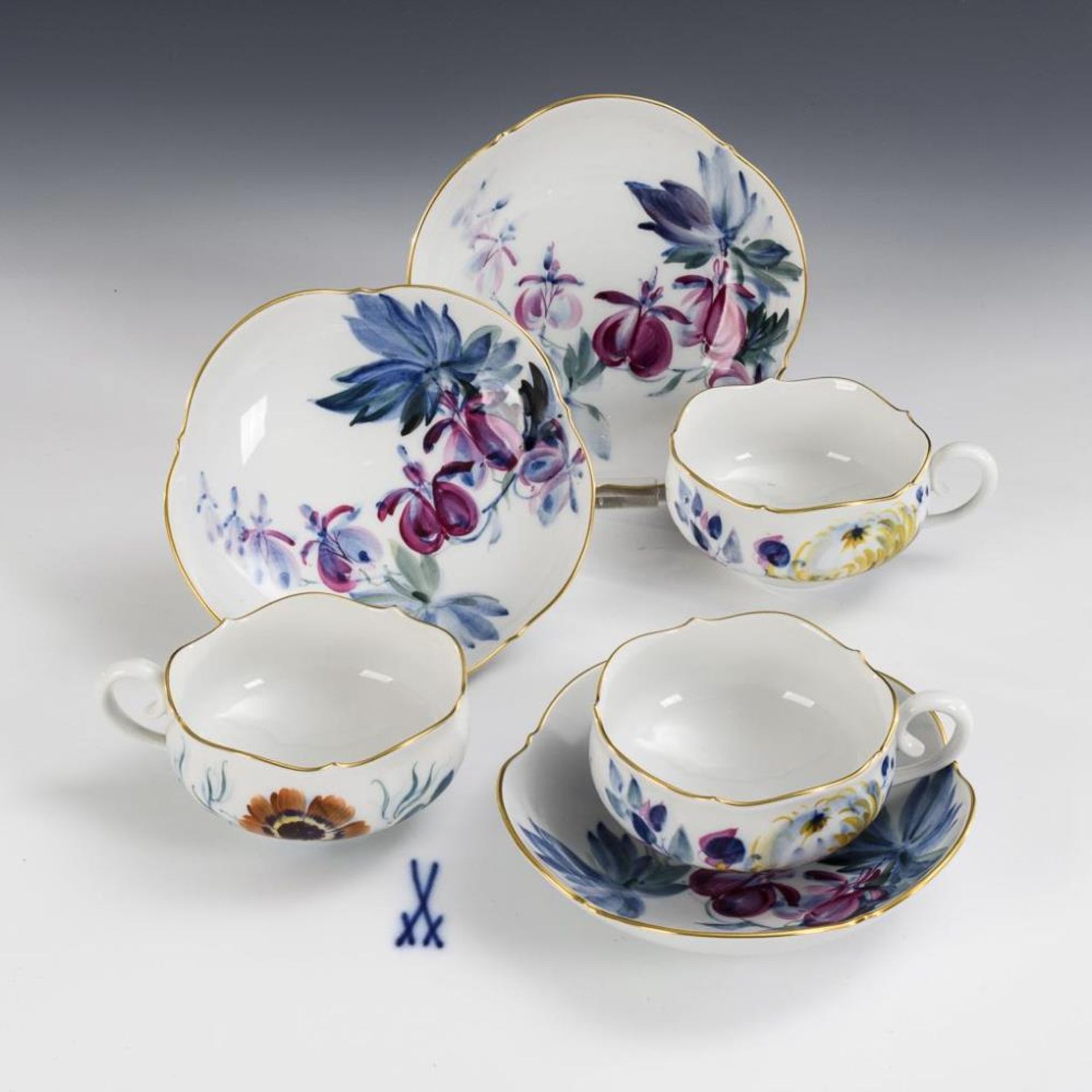 3 Teetassen "Blau-bunte Blume".  Meissen.