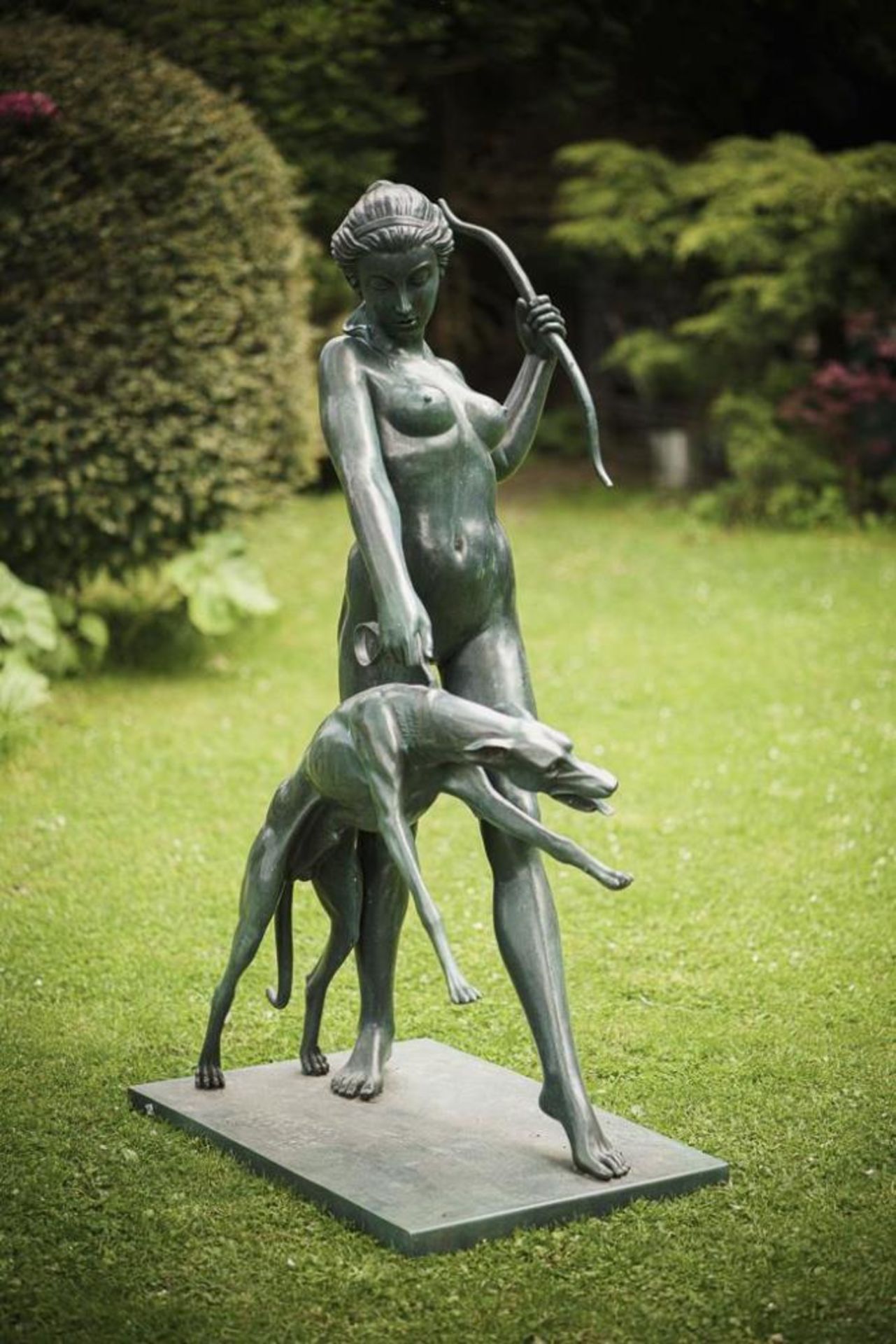 MCCARTAN, Edward (nach) (1879 Albany - 1947 New Rochelle). Große Gartenbronze: Diana mit Jagdhund. - Image 13 of 14