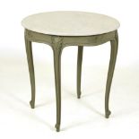 Runder Tisch im Barock-Stil mit Marmorplatte.