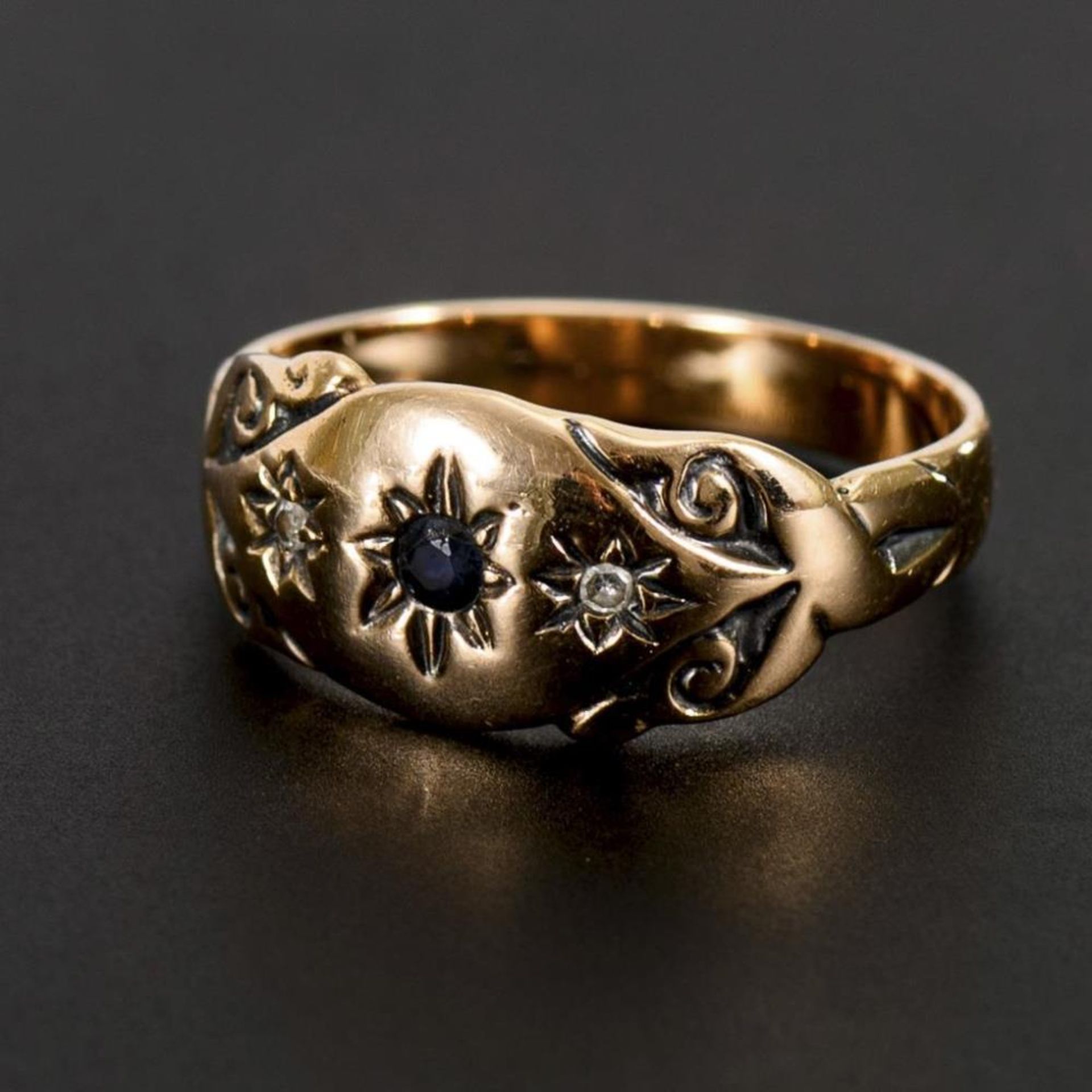Ring mit Saphir und Diamanten, um 1900. - Bild 2 aus 2