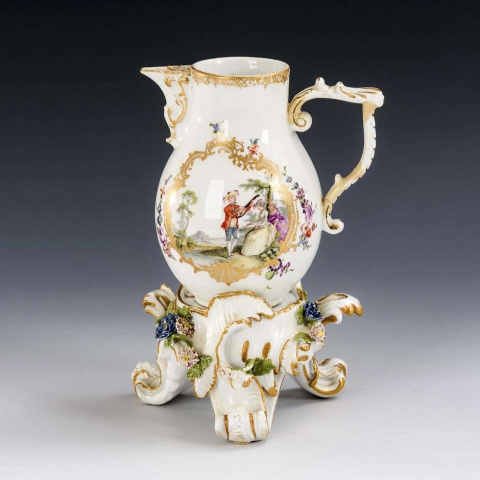 Barocker Sockel und Kännchen.  Meissen.