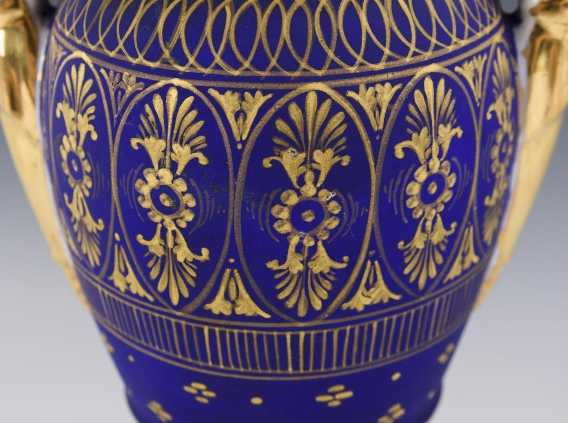 Empire-Vase mit figürlichen Handhaben. - Image 2 of 3