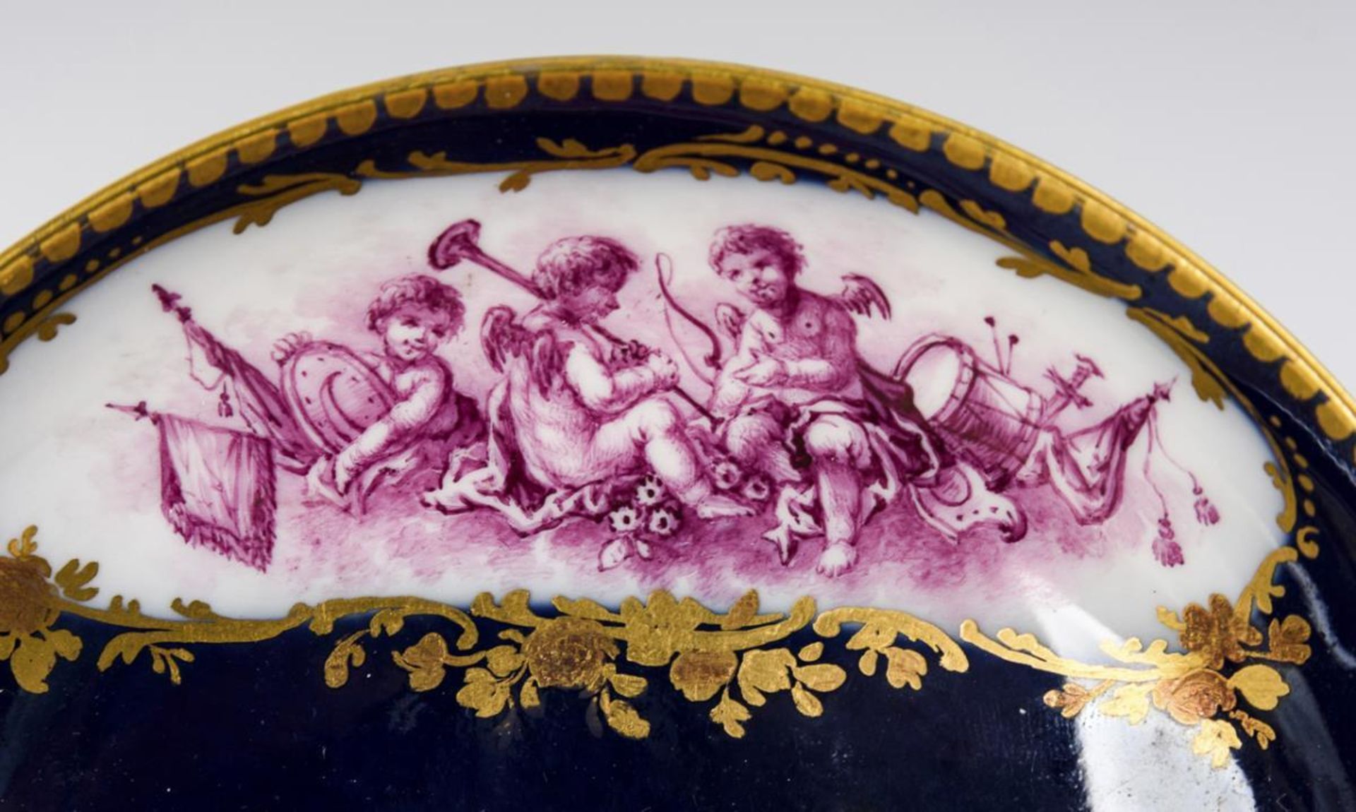 Barocke Tasse mit Puttenmalerei. Meissen. - Image 4 of 5